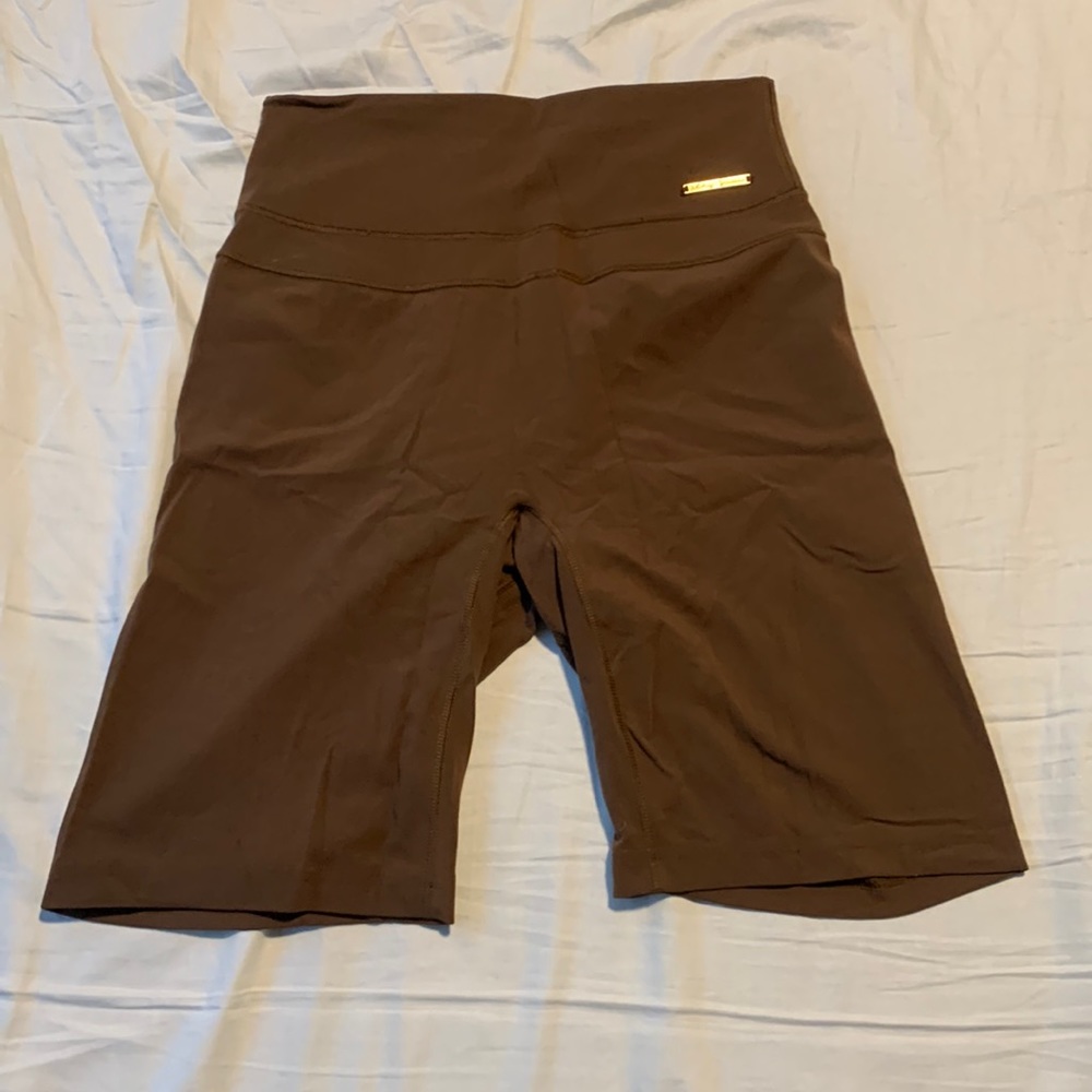 GYMSHARK x WHITNEY SIMMONS BIKER SHORTS IN DANDELION BROWN